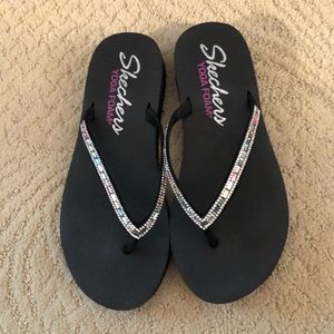 Skechers yoga foam thong flip flop size 7